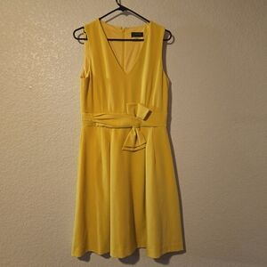 TAHARI Arthur S. Levine Elegant Yellow Sleeveless Dress